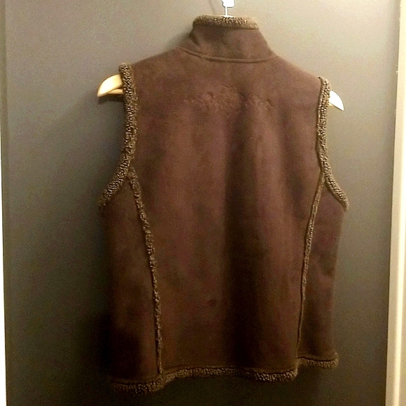 L.L.Bean faux suede/sherpa vest (darker brown photos are more color accurate) - Picture 6 of 8
